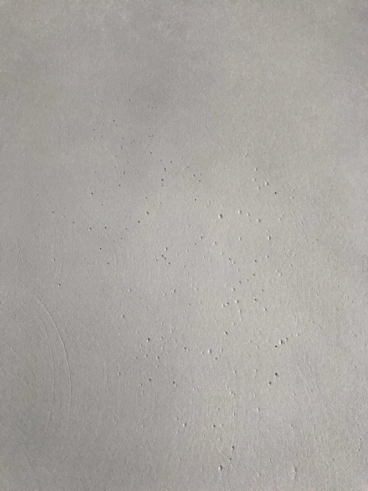 Nymålad vägg med slipmärken och små porer efter bredspackling och slipning.