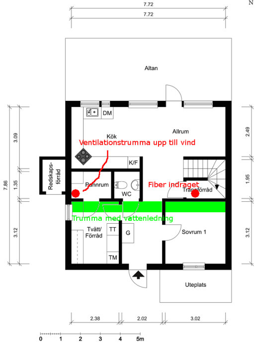 Planritning av ett hus som visar fiberindragning och alternativa vägar för nätverkskabel genom ventilation och vattenledningstrumma.