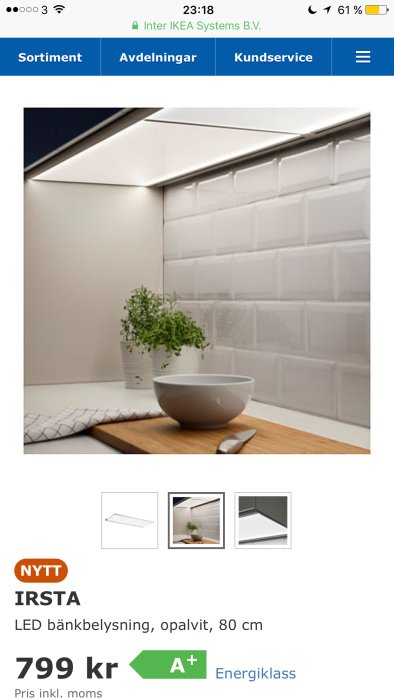 Ny IRSTA LED bänkbelysning från IKEA, 80 cm i opalvitt, monterad under skåp ovanför köksbänk med vit kakelbakgrund.