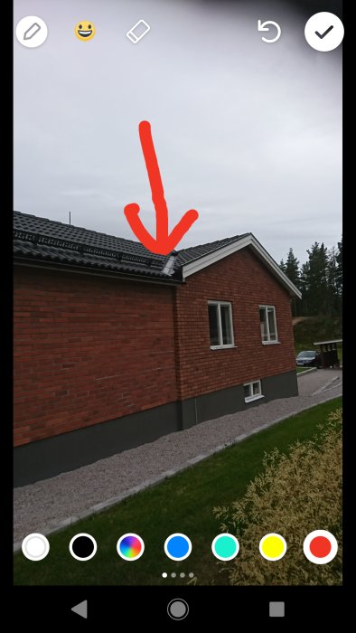 En tegelvilla med markerad takfot där gaveln möter taket.