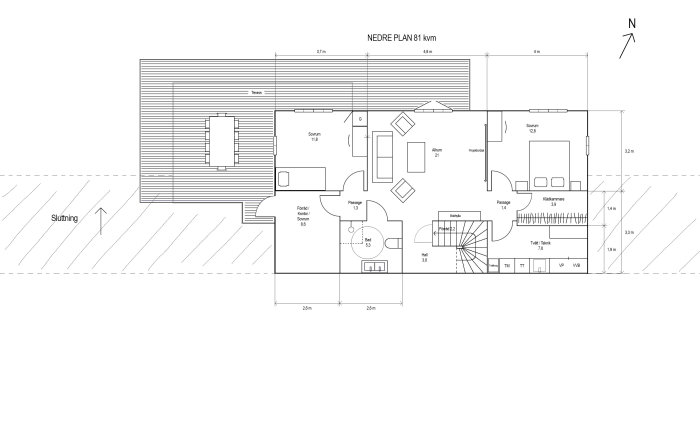 Skiss av planlösning för ett sjuterränghus med terrass, markerade rum och möblemang.