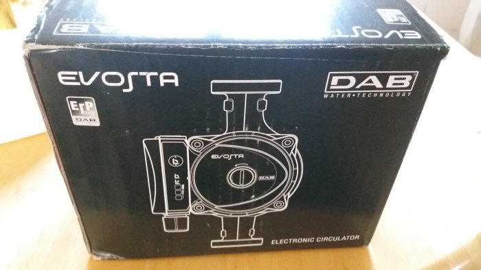 Emballage för en DAB Evosta elektronisk cirkulationspump mot enkel bakgrund.