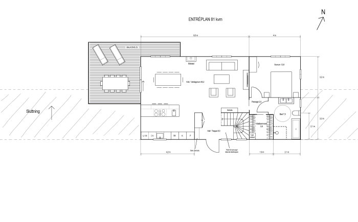 Arkitektonisk planritning av en entrévåning på 81 kvm med kök/vardagsrum, sovrum, bad, hall och trapp.