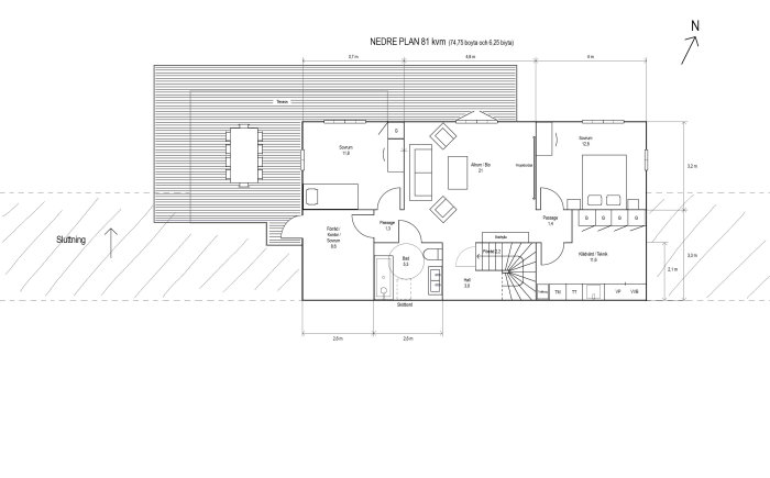 Planritning av nedre våningen i ett hus med placering av sovrum, bad, allrum och kök.