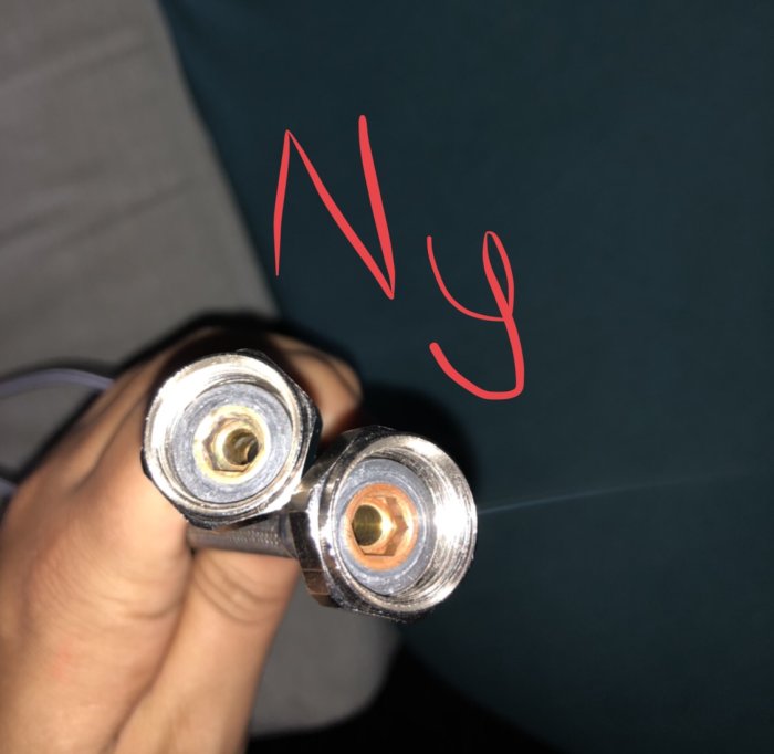Omatchande vattenanslutningar för blandare med texten "Ny" som pekar på den ena.