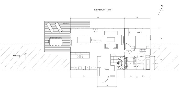 Ritning av en lägenhets entréplan på 84 kvm med detaljerade mått på kök, vardagsrum, bad och sovrum.