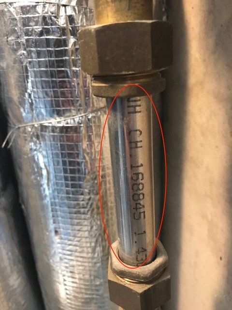 Rörsegment markerat med röd cirkel, troligtvis i metall, med anslutningsdetaljer i mässing eller liknande.