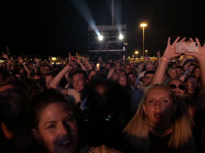 Glada festivaldeltagare på en 90-talsfest i Helsingborg under kvällen.