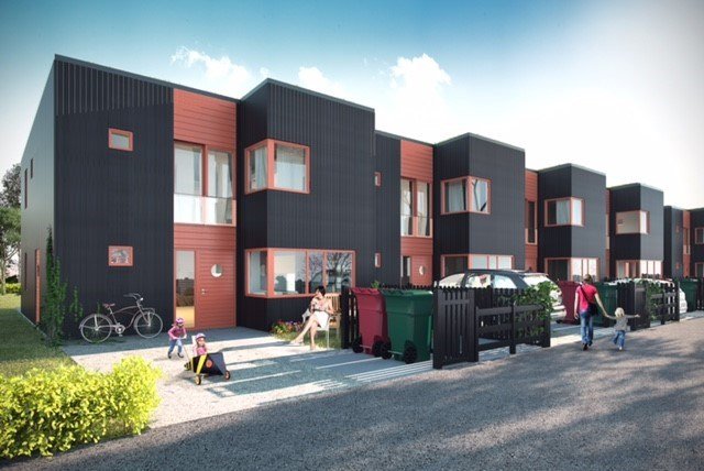 Konceptbild av radhus med målade svarta och röda fasader, människor ute och plankstaket vid gatan.