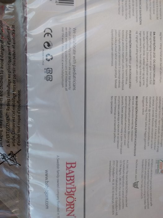 CE-märkning och varningsinformation på förpackning av BABYBJÖRN-produkt.