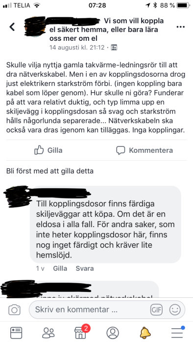 Skärmdump från diskussionsforum om elinstallation där en textkonversation om dragning av starkström och nätverkskabel genom samma dosa visas.