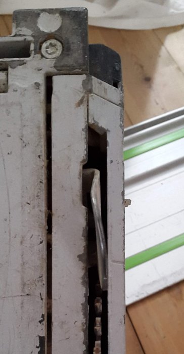 Begagnad Festool TS55 sänksåg där klyvkniven är böjd och inte linjerar med klingan.