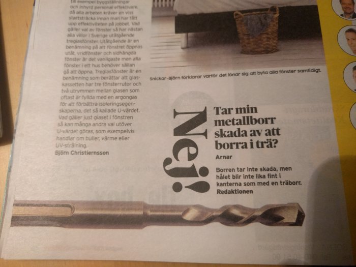 En närbild av en metallborr med en suddig tidningsartikel i bakgrunden.