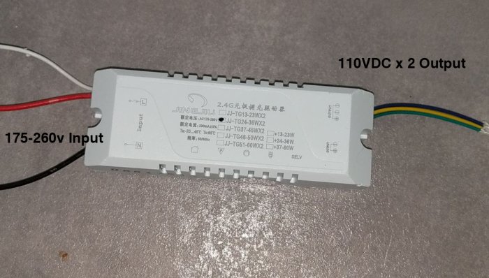 LED-transformator märkt med modell och specifikationer, 175-260V in, 110VDC ut, röd och svart in-tråd, färgglada ut-trådar.