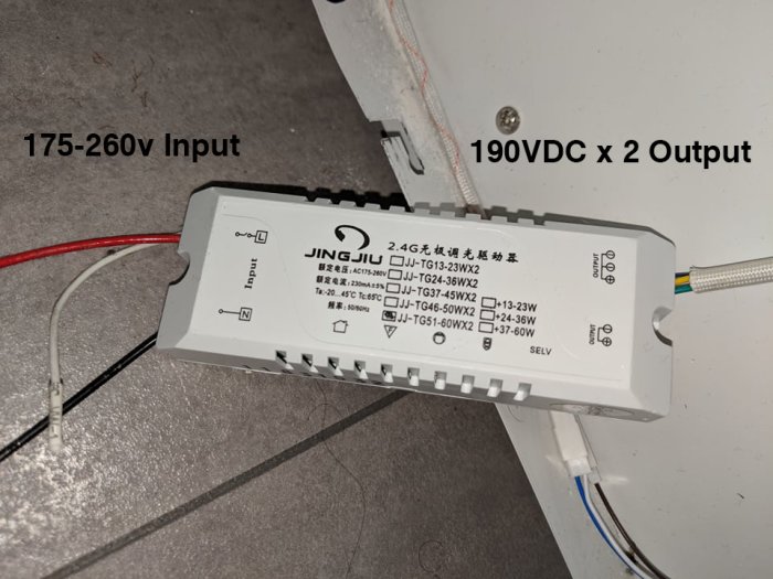 LED-transformator märkt med tekniska specifikationer och kablar, monterad vid taklampa.