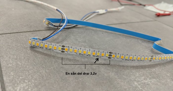 LED-list indelad i sektioner där varje drar 3,2V på grått underlag med märkning och kablar.