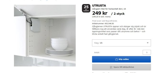Vit skåplucka med uppfällbart gångjärn från IKEA som håller luckan öppen ovanför ett köksskåp.