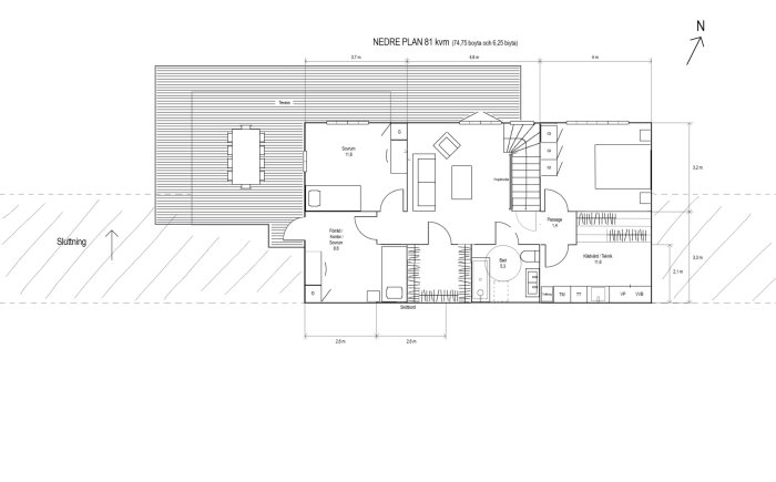 Arkitektritning av en planlösning för nedre plan i en bostad, inkluderar terrass, sovrum och bad.