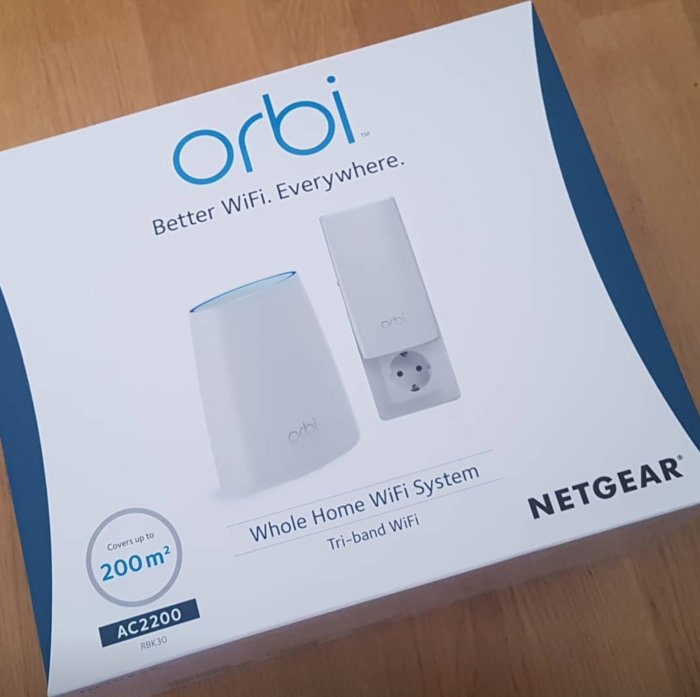 Orbi by NETGEAR förpackning för ett Whole Home WiFi System täckande upp till 200m², AC2200 Tri-band WiFi.