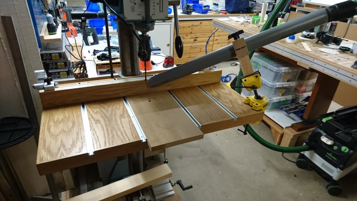 Pelarborr i verkstad med nyinstallerat dammsugarfäste och justerbara höjder på arbetsbänken.