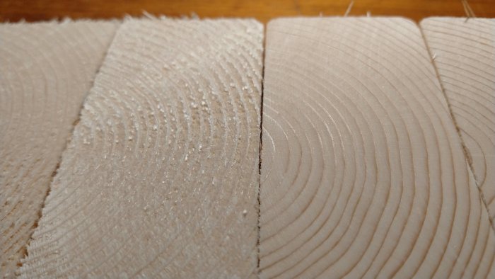 Närbild på två jämförda träsnitt med olika kvalitet, gjorda med Bosch sågklingor.