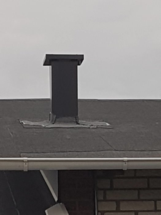 Nytt takhuvarbete som ser slarvigt ut med dålig tätning på ett plant tak.