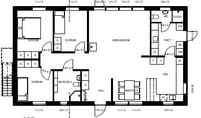 Planritning över ett hus som visar rumsuppdelning och position av sovrummen till vänster.