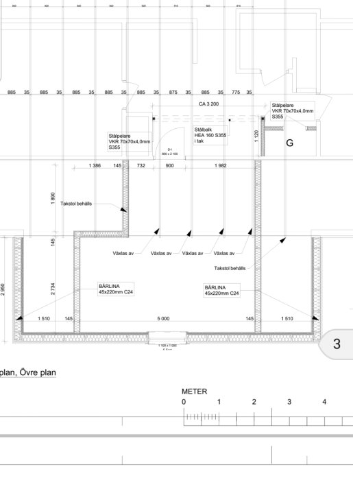 Ritning av övre plan i en byggnad med måttangivelser och konstruktionsdetaljer.