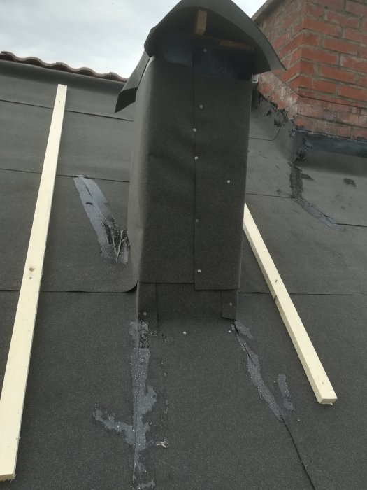 Tak med felaktigt applicerad takpapp och synligt klister vid skarv under metallventilation.