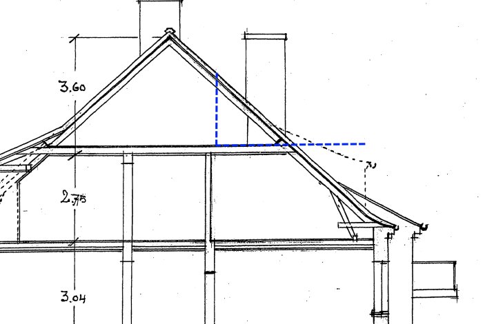 Arkitektritning av hustak med måttangivelser och blå streckade linjer som markerar föreslagen takterrass på vinden.