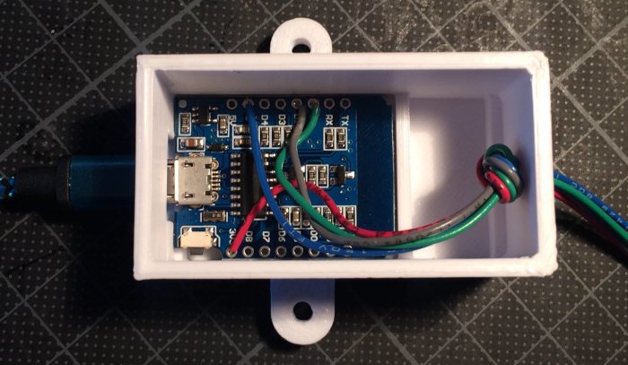 Wemos D1 microcontroller i kopplingslåda med anslutna sensorer för mätning av temperatur, luftfuktighet och tryck.