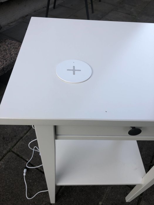 Ikea Hemnes sängbord med en integrerad trådlös laddare installerad på ovansidan.