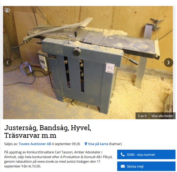 Incasåg placerad i ett verkstadsutrymme, omgiven av träspån och med synliga justeringshandtag.