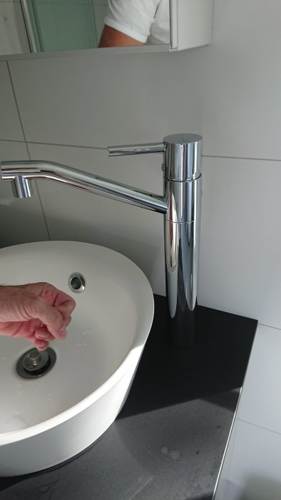 Ny längre badrumskran jämförd med original bredvid en handfatsskål.