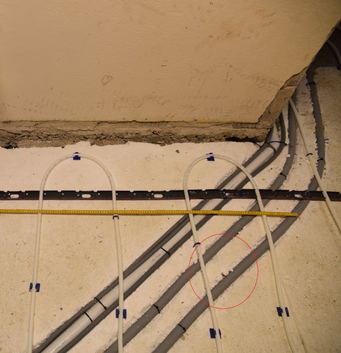 20mm LK pex rör inringat med rött i byggprojekt, bredvid rörmätare och elektriska rörinstallationer.