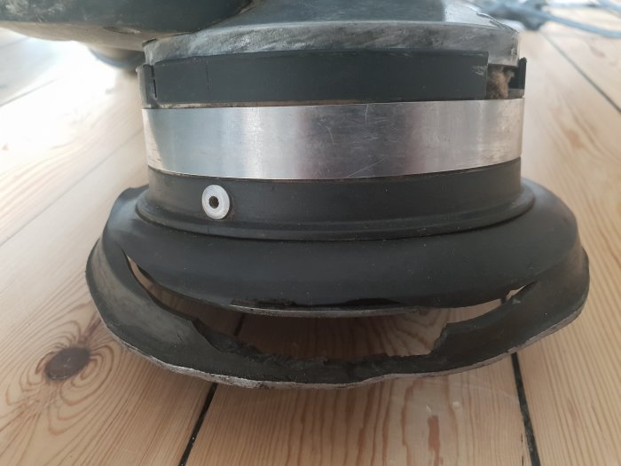 Använt skick renoveringsfräs Protool RGP 80-11 med sprucket gummi i dammkåpan på trägolv.