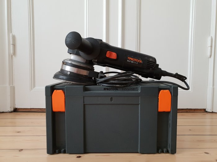 Använd renoveringsfräs Protool RGP 80-11 på en grå Systainer med synligt slitage och sprucket gummi i dammkåpan.