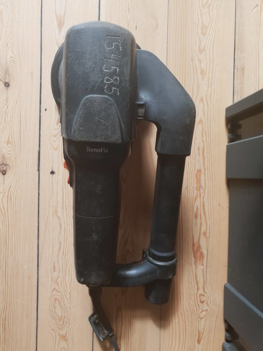 Använd Protool RGP 80-11 renoveringsfräs i använd skick med sprucket gummi i dammkåpan, mot träbakgrund.