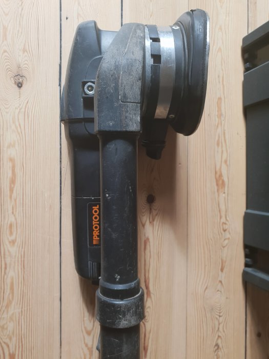 Använd Protool renoveringsfräs med synligt sprucket gummi i dammkåpan mot träbakgrund.