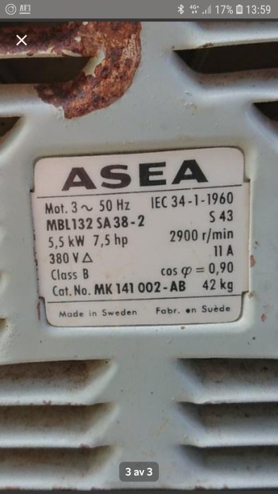 Rostig etikett på en ASEA motor för kompressor, visar specifikationer: 5,5 kW, 7,5 hp, 380 V. Made in Sweden.