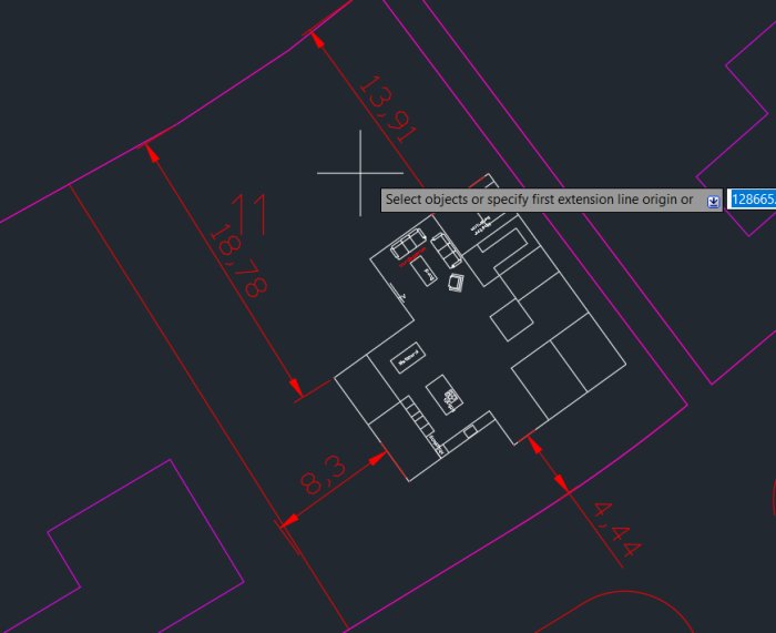 Arkitektonisk ritning av enplanshus med måttangivelser, inklusive kök, vardagsrum och sovrum.
