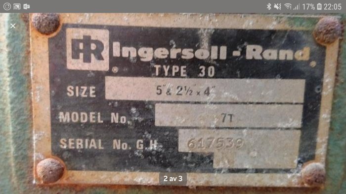 Typskylt på en Ingersoll-Rand kompressor, modell "TYPE 30", med dimensioner och serienummer synliga.