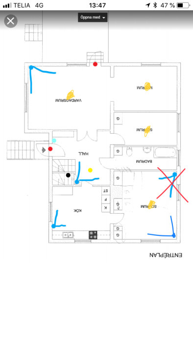 Ritning av en planlösning med markerade positioner för PIR-sensorer och rökdetektorer.