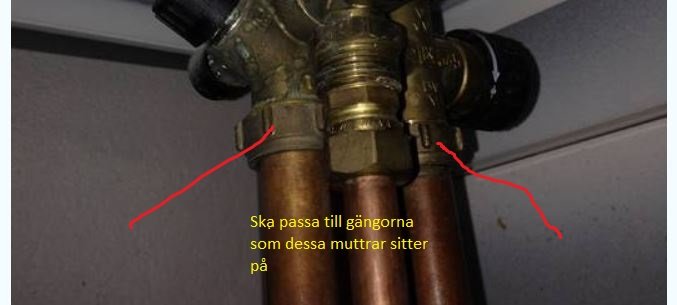 Vattenledning med kopparrör och mässingsfittings som visar misstänkt läckage och skada.