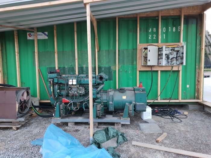 En Volvo Penta tmd70B motor och en Hitzinger generator monterade utomhus under ett enkelt tak för användning i ett musteri.
