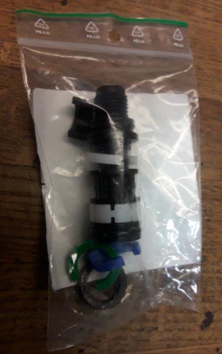 Ersättningspipnippel för blandare från FMM i förpackning, med bifogade monteringsdetaljer.