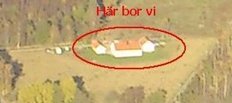 Luftbild på en fastighet markerad med röd cirkel och texten "Här bor vi".