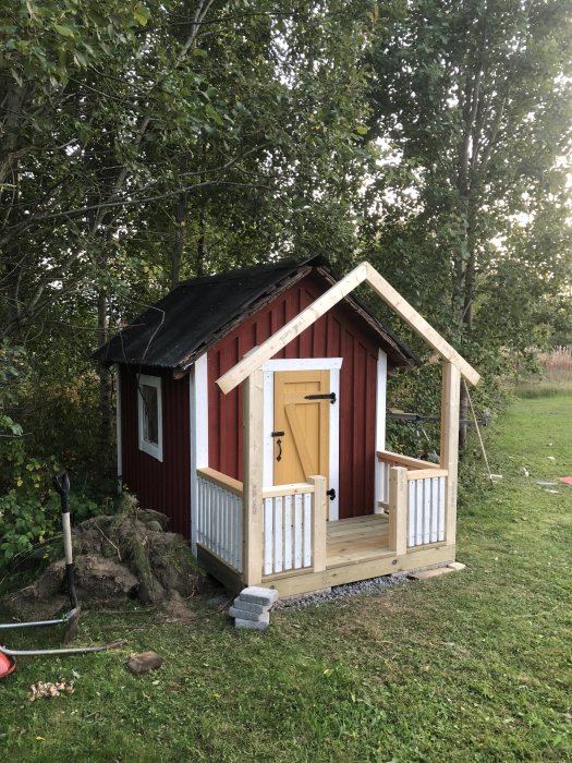 Nybyggd farstukvist på en lekstuga med återanvända spjäl från gammalt staket, spik även återanvänd.