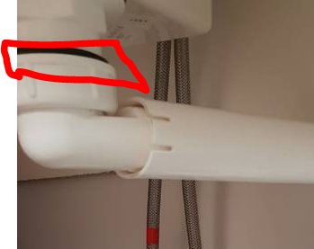 Teleskopisk del av vattenlås under handfat med felplacerad svart del markerad i rött.