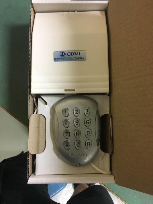 Oanvänd CDVI Galeo kodlås i förpackning, sifferknappsats synlig, säljes av Fredrik.